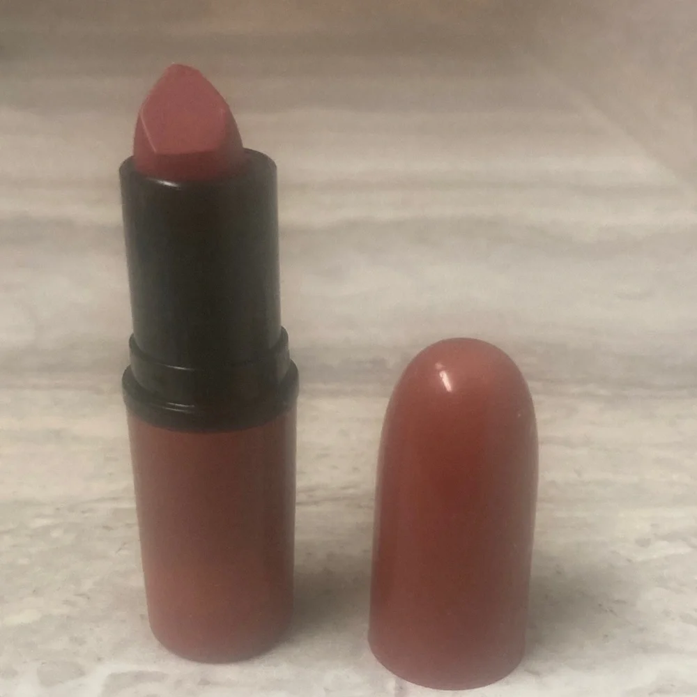 Coral Lipstick - Vibrant Peachy Coral